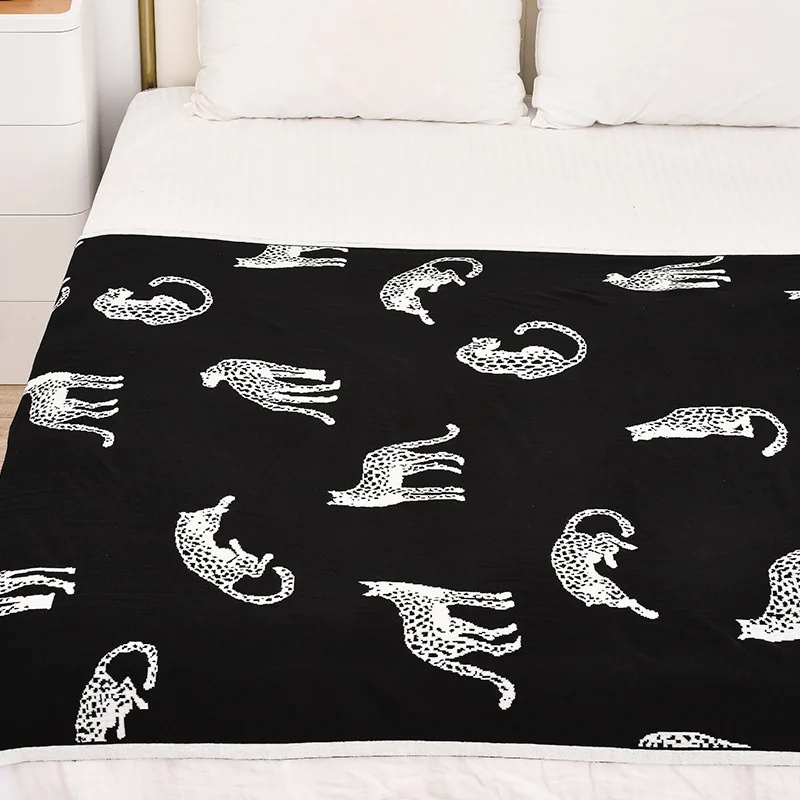 Modern Leopard Knitted Blanket – High-End Black & White Style