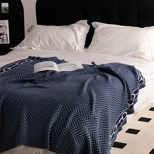 High-End Knitted Jacquard Blanket – Elegant & Warm Accent Dark Blue