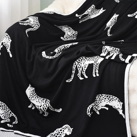 Modern Leopard Knitted Blanket – High-End Black & White Style 